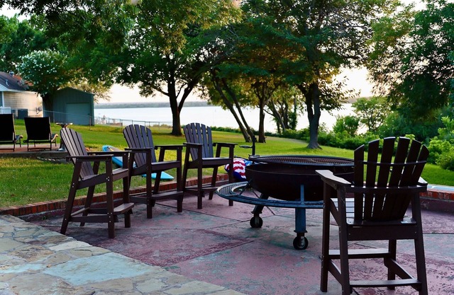 Sunset Paradise at Lake Whitney with hot tub and lake access