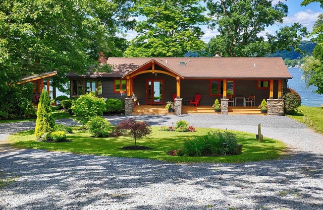 Sunset Point: "Gehobenes Keuka Lakehouse, zu Fuß zum Weingut Keuka Springs!"