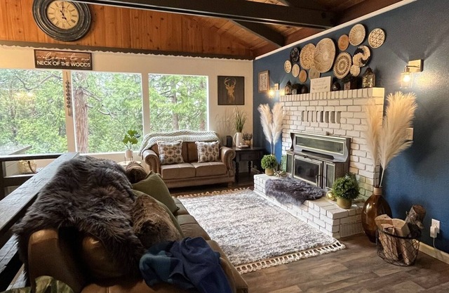 Sunset Retreat! Pet friendly mountain house