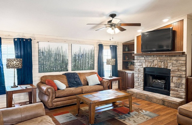 Newly Renovated Cabin w/ Hot Tub in the Center of The Shawnee Hills Wine Trail!
