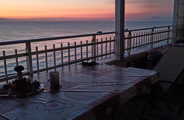 SUNSET ROOM AT FRONT BEACH - HABITACION EN LA PLAYA en Piso compartido