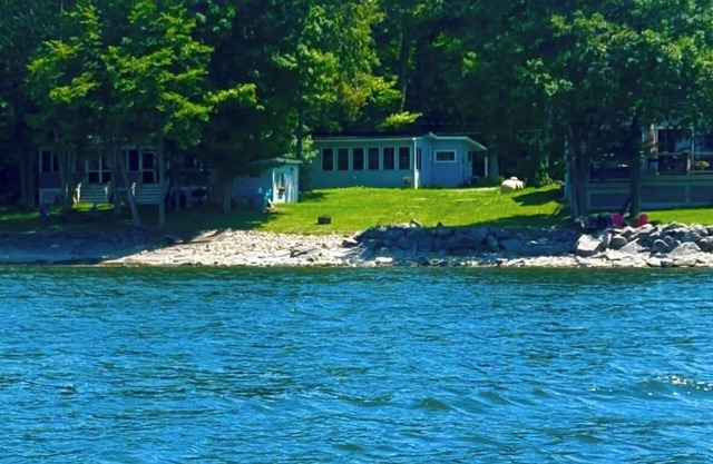 Sunset Serenity: Charming 2-bedroom cottage on picturesque Lake Ontario