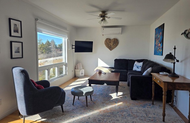 Sunset Shore House. Beautiful sunsets 4.8 km from Shelburn's historic waterfront