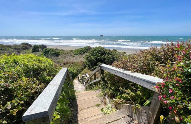 Sunset Shore Retreats "Ocean Front" "The Whale Watcher"
