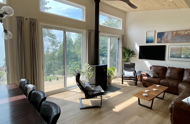 Sunset Shores Retreat - Close to Port Elgin and Kincardine - dog friendly