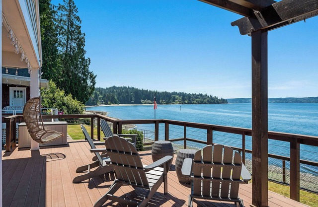 Sunset Shores: Waterfront Cottage on Vashon Island