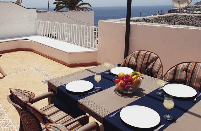 Sonneterrasse mit Meerblick und Poolzugang!