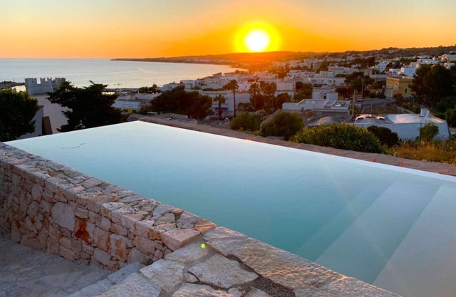 Steinhäuschen mit Infinity-Pool u. Sonnenuntergangblick