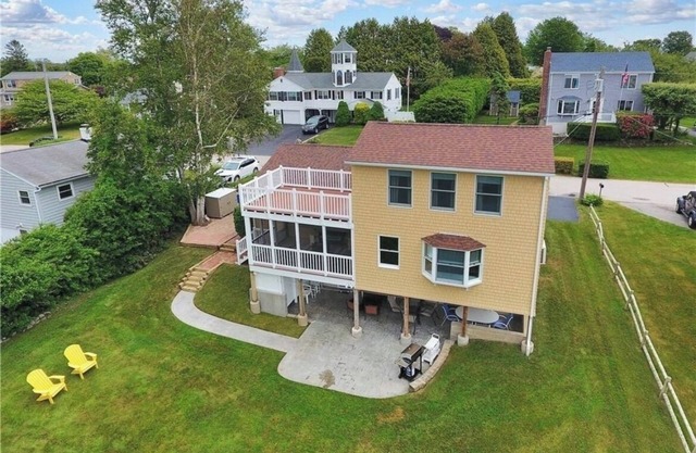 Sunset View Roof Deck, Huge Patio, 3 Level Home, Walk to Roger Wheeler Beach!