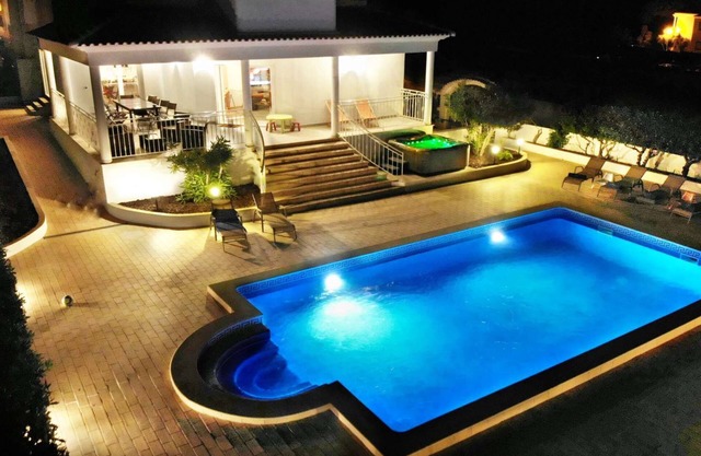 Atemberaubende 5 Suiten, beheizbarer Pool und Whirlpool, Spielzimmer, Billard, Fitnessraum, Strandnähe!