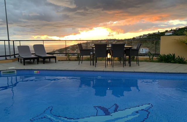 Sunset Villa mit beheiztem Pool und herrlicher Aussicht