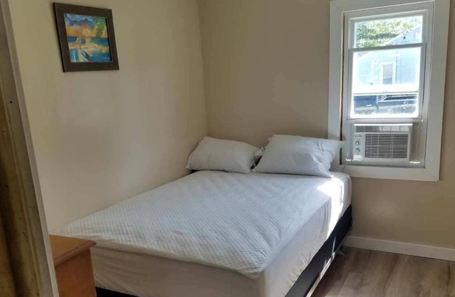 Sunsetbay Cottage-short term high season and long term rentals always available