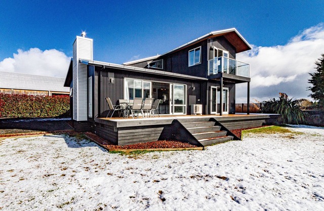 Sunshine and Snow Lodge - Ohakune Holiday Home