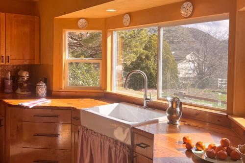 Sunshine House - Nestled In Page Springs
