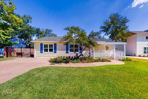 Sunshine House Texas & Sunshine House Texas Hideaway