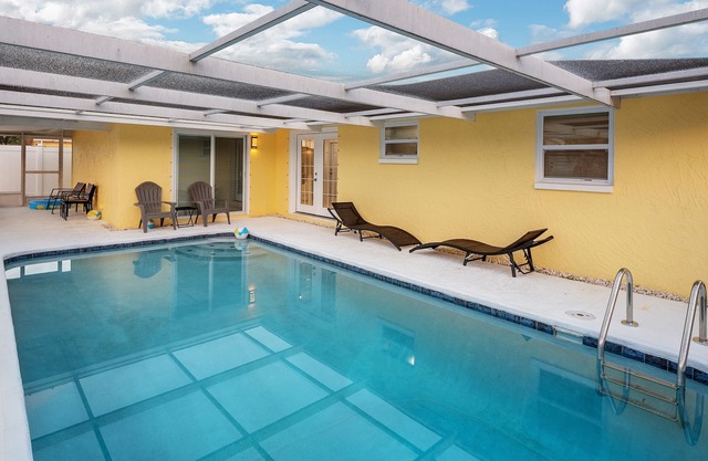 Sunshine n Key Lime (3-Bedroom Home) with Pool by RedAwning