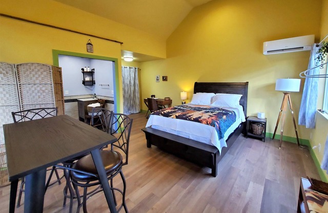 Sunshine Studio - Private apt and yard (eco, solar)