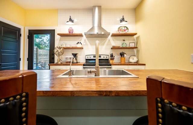 Sunshine Townhome - 1BR/1.5 BA 1 Block to Downtown Bryan