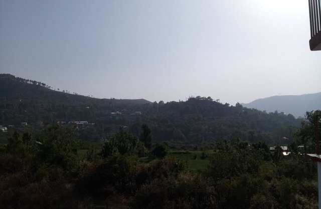 Sonnenscheinvilla, wo die Sonne durch die Berge scheint