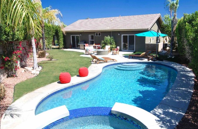 Sun Splashed & vollständig renovierte Palm Springs Modern; Pool, Spa, Feuerstelle