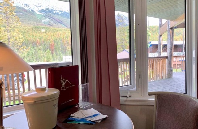 Sunwapta Falls Rocky Mountain Lodge