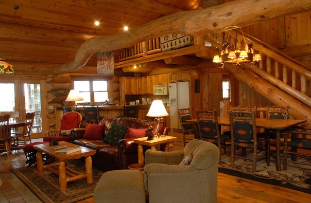 Große Blockhütte aus riesiger weißer Kiefer am klarsten See in Minnesota.