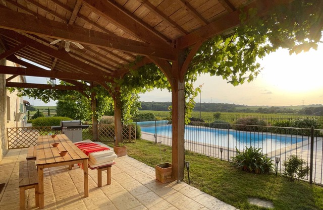 Charming house, swimming pool and large garden, surrounded by vineyards