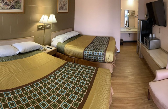 Super 7 Inn