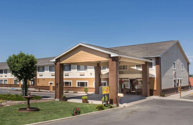 Super 8 by Wyndham Baker City