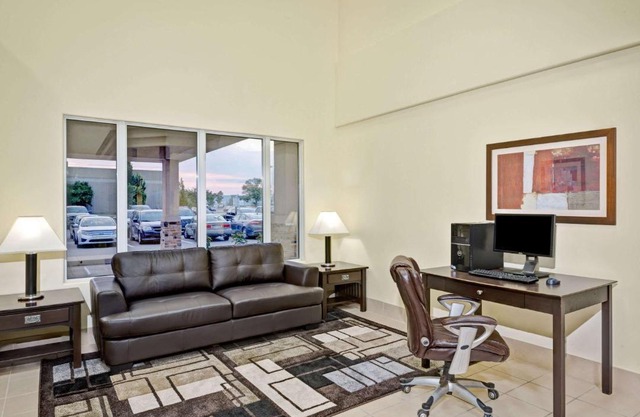 Super 8 by Wyndham Barrie South