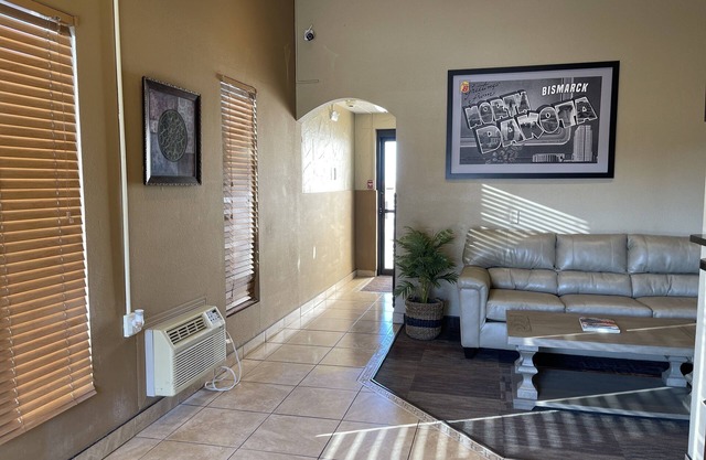 Super 8 by Wyndham Bismarck