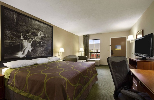 Super 8 by Wyndham Calhoun