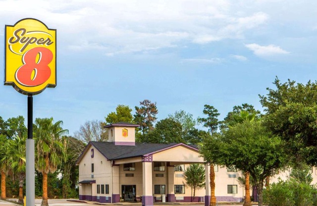 Super 8 by Wyndham Cleveland TX
