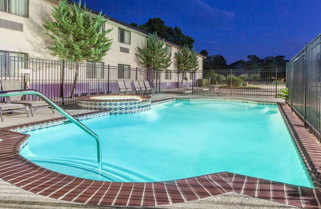 Super 8 by Wyndham Cleveland TX