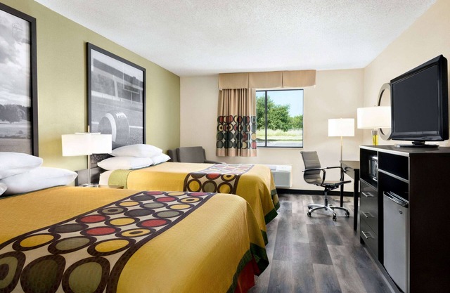 Super 8 by Wyndham Clinton