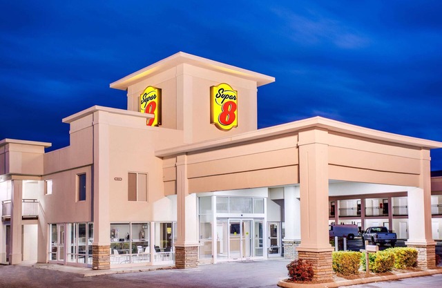 Super 8 by Wyndham Dalton