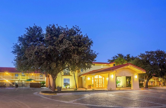 Super 8 by Wyndham Eagle Pass