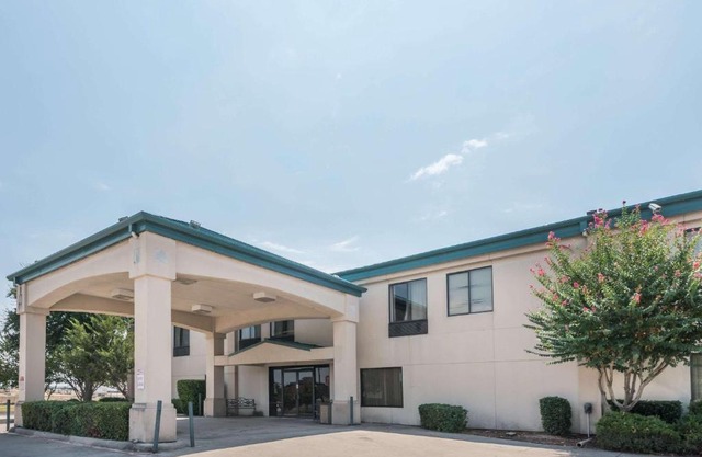 Super 8 by Wyndham Fort Worth Downtown South