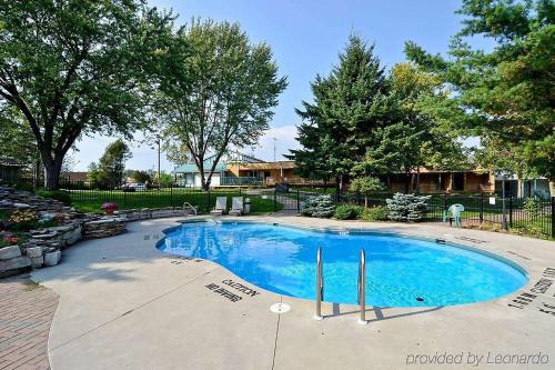 Super 8 by Wyndham Gananoque - Country Squire Resort
