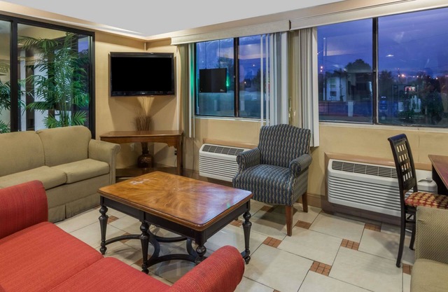 Super 8 by Wyndham Hartford