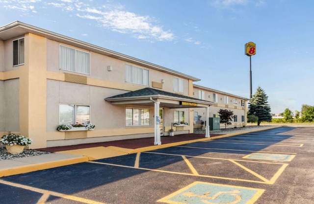 Super 8 by Wyndham Ionia MI