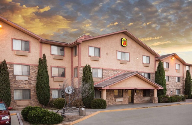Super 8 by Wyndham Kingman