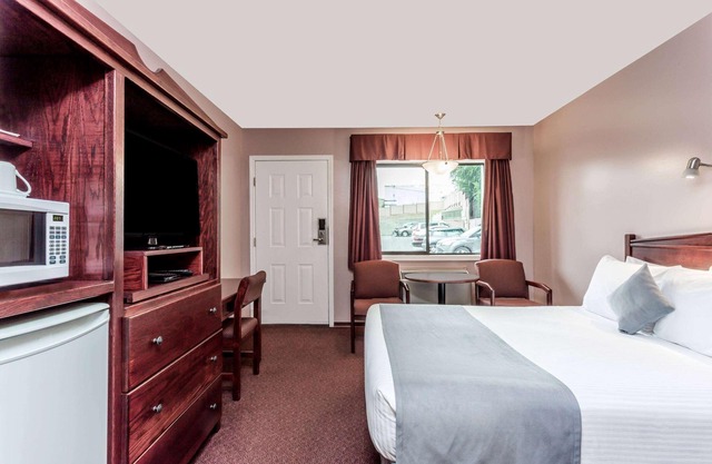 Super 8 by Wyndham Lake Country/Winfield Area