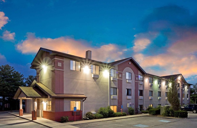 Super 8 by Wyndham Lexington Park/California Area