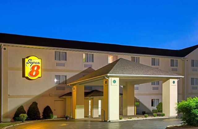 Super 8 by Wyndham Pontoon Beach IL/St. Louis MO Area