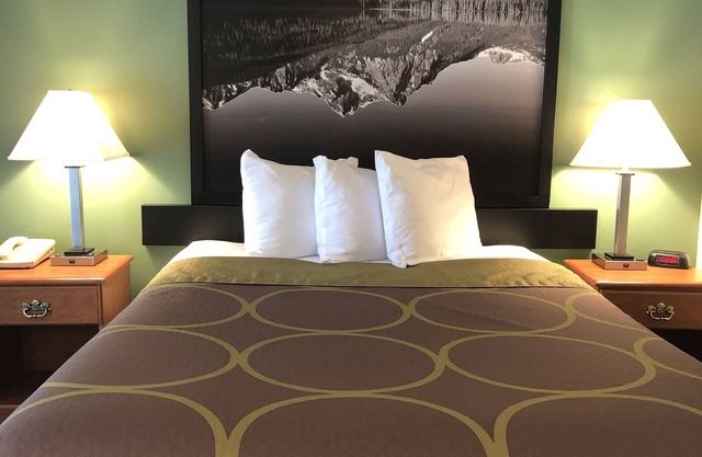 Super 8 by Wyndham Salmon