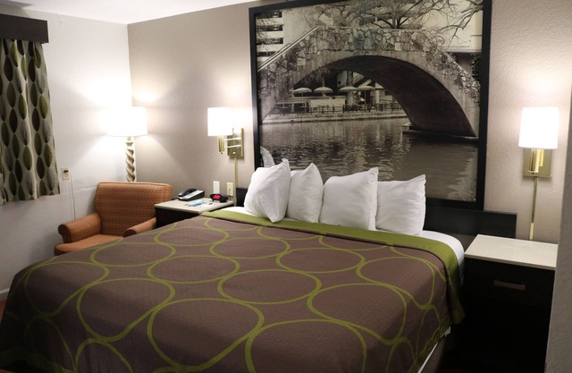 Super 8 by Wyndham San Antonio/I-35 North