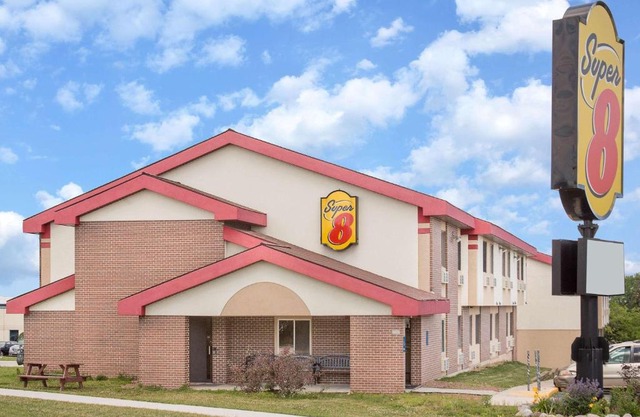 Super 8 by Wyndham Sheboygan WI