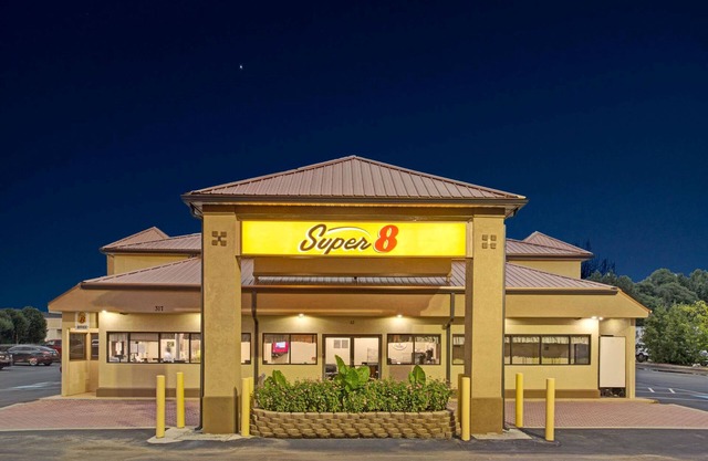 Super 8 by Wyndham Suwanee