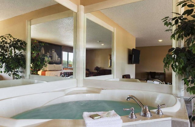 Super 8 by Wyndham Taylor/Detroit Area